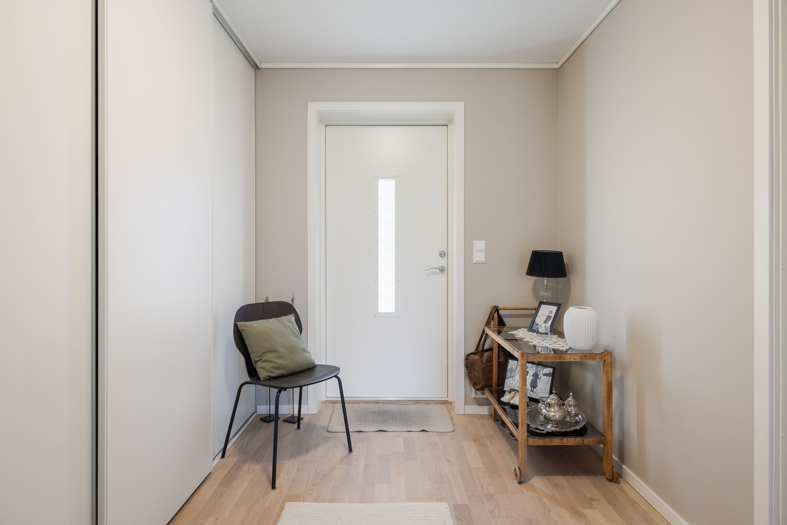 Romslig entré med en praktisk skyvedørsgarderobe. Galleribilde