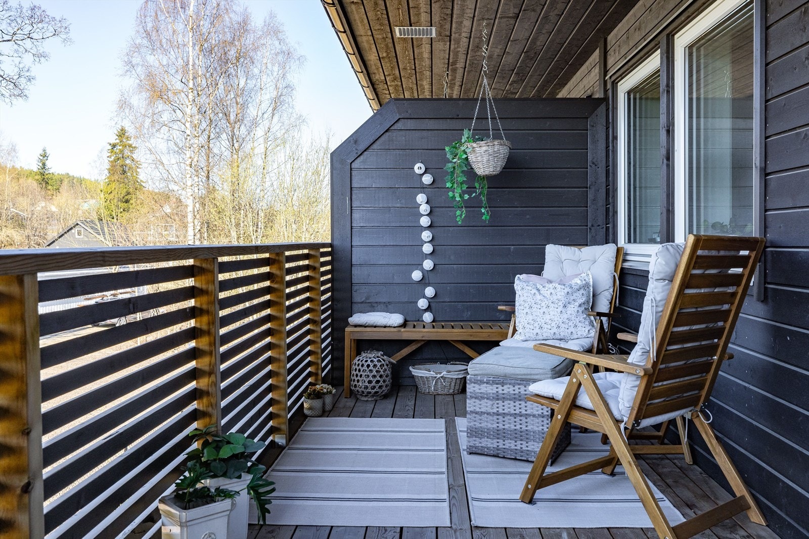 Fra stua er det utgang til en solrik sør- vestvendt balkong på ca. 14 m² som er perfekt på varme sommerdager. Galleribilde