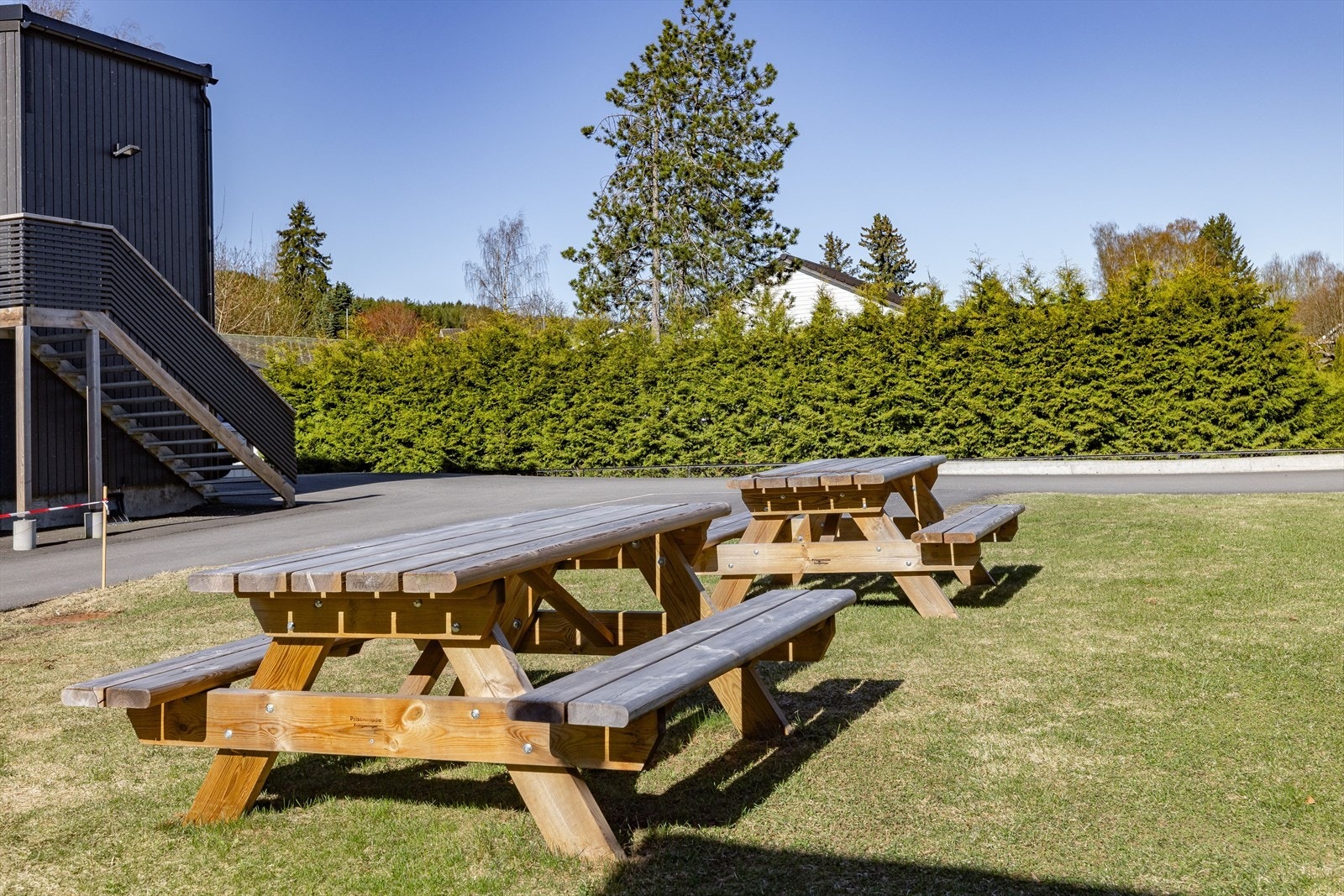 Felles uteområder med plen benker og bord. Galleribilde