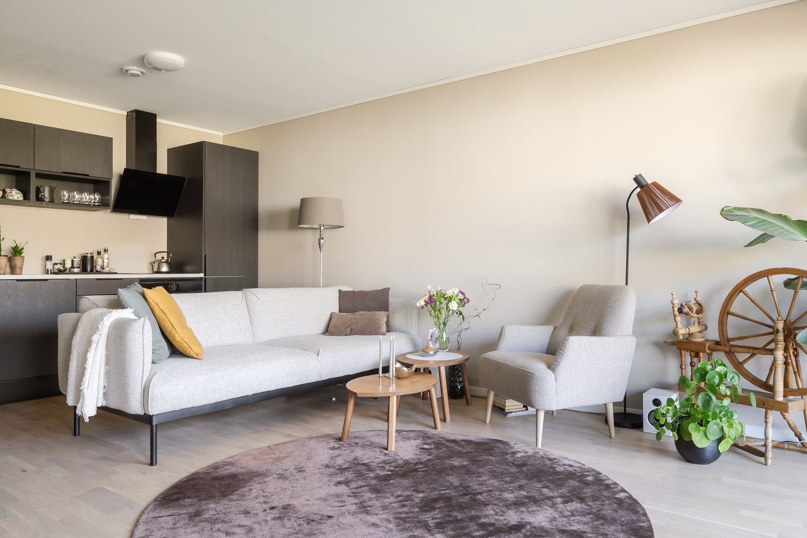 Leiligheten varmes opp med vannbåren gulvvarme fra fjernvarmeanlegg. Varmen er inkludert i felleskostnadene. Galleribilde