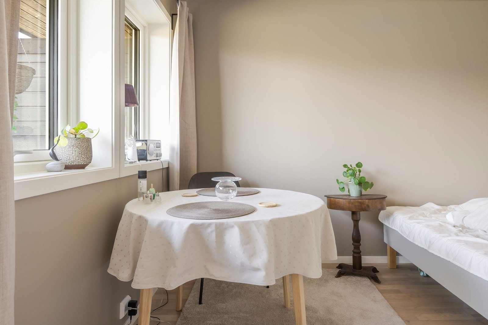 Rommet vender ut mot balkongen. Galleribilde