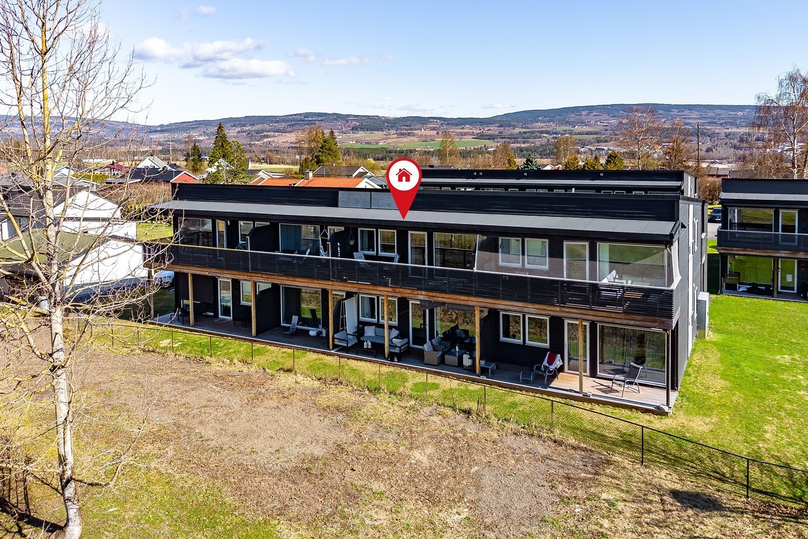 Leiligheten ligger i 2. etasje i dette leilighetsbygget. Galleribilde