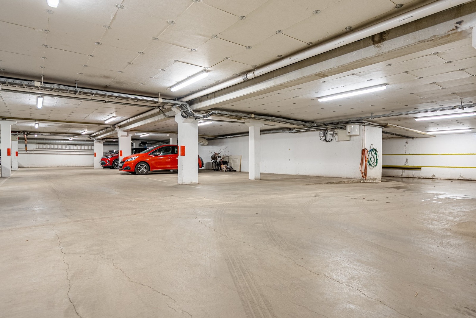 Egen biloppstillingsplass i felles garasjekjeller med tørr og trygg parkering året rundt Galleribilde