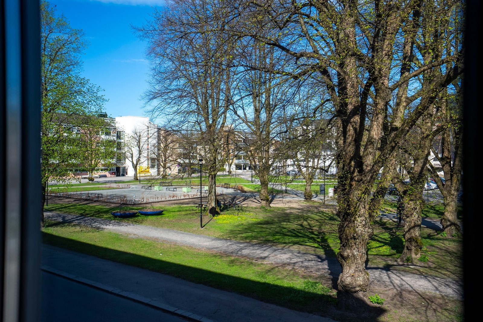 Kort vei til en av byens grønne lunger som gir gode muligheter for rekreasjon og nyte friluft Galleribilde