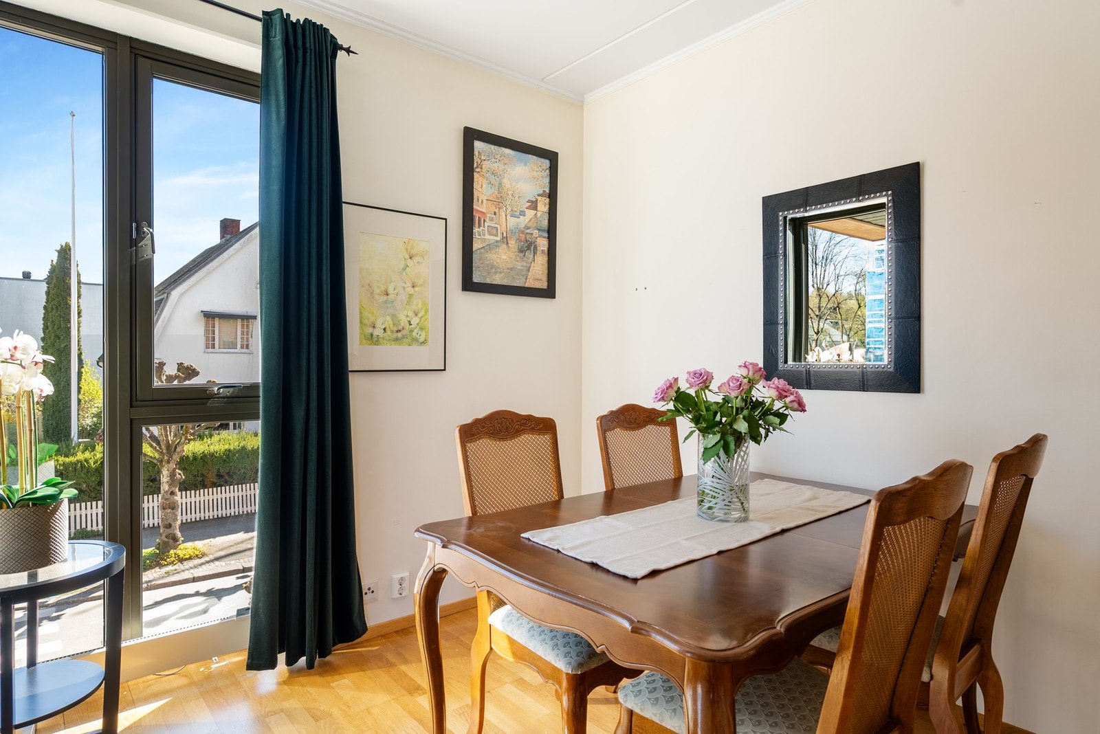 Hjørneleilighet med nøytrale overflater som gir et godt utgangspunkt for å tilpasse boligen med din egen stil Galleribilde