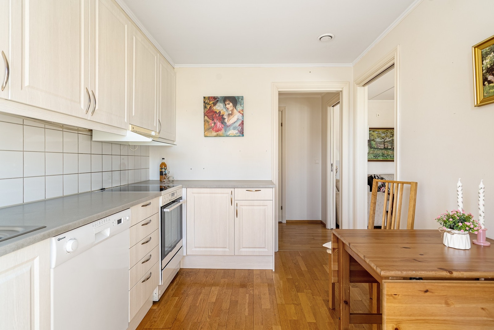 Plass til lite frokostbord og fliser mellom benk og overskap som gir et rent uttrykk Galleribilde