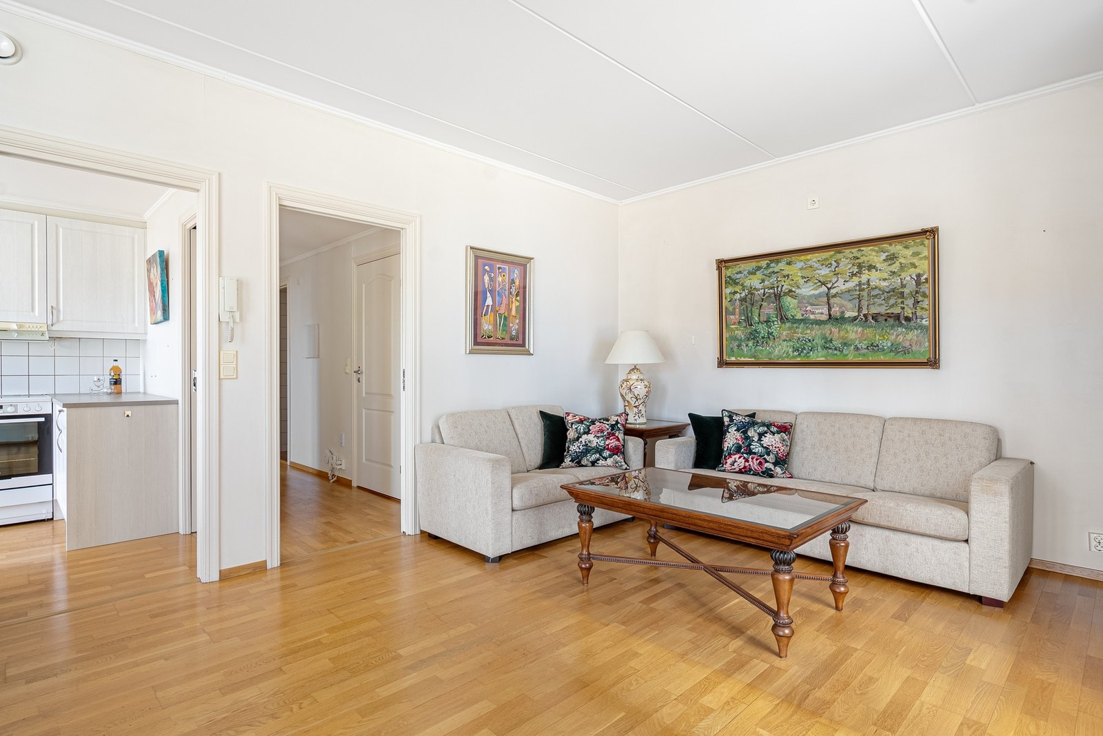 Fra entréen kommer du inn i en lys og åpen stue som gir en innbydende romfølelse Galleribilde