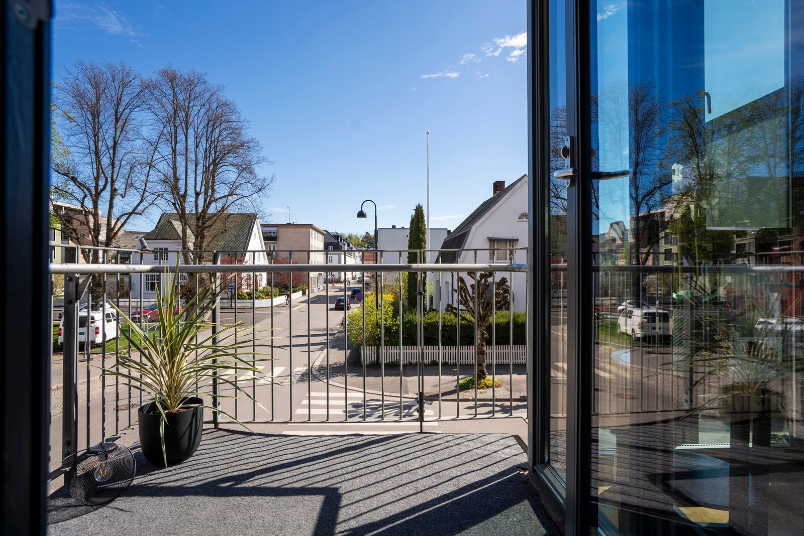 Utgang til en hyggelig balkong hvor du kan nyte både ro og innslag av byliv Galleribilde