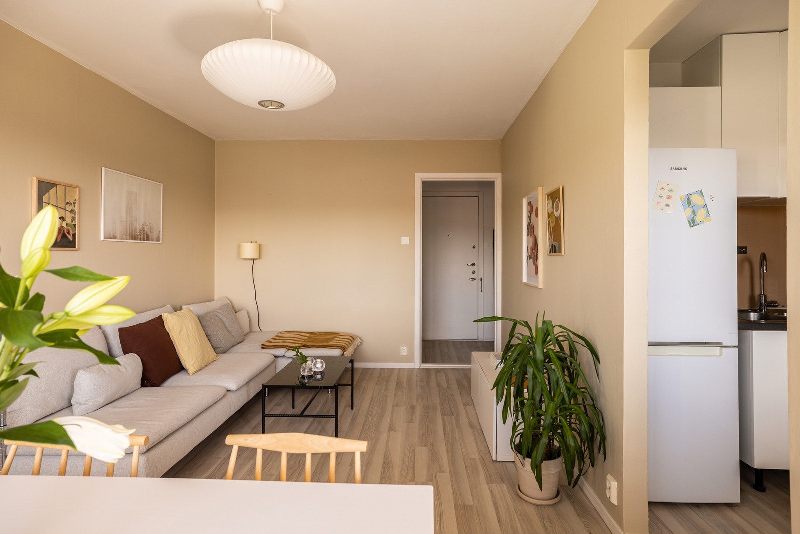 Stuen har en god størrelse og kan enkelt møbleres med både sittegruppe og spiseplass. Galleribilde