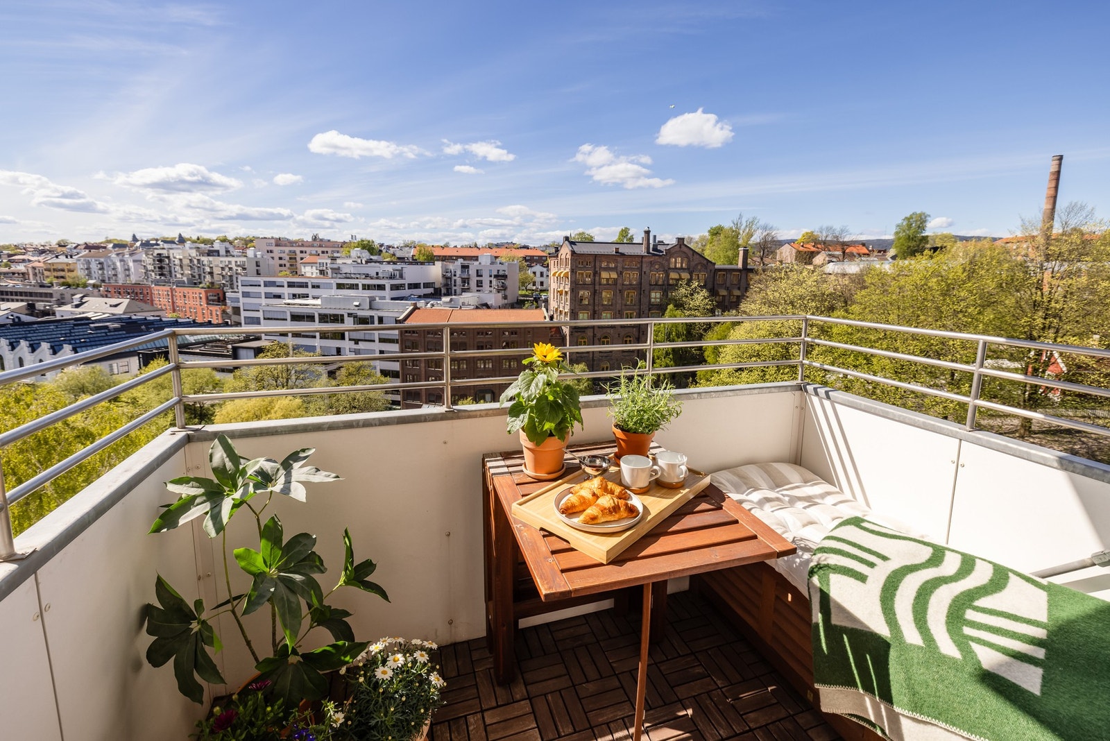 Balkongen vender mot vest og har solen fra ca. klokka 14.00 til den går ned sent om kvelden. Galleribilde
