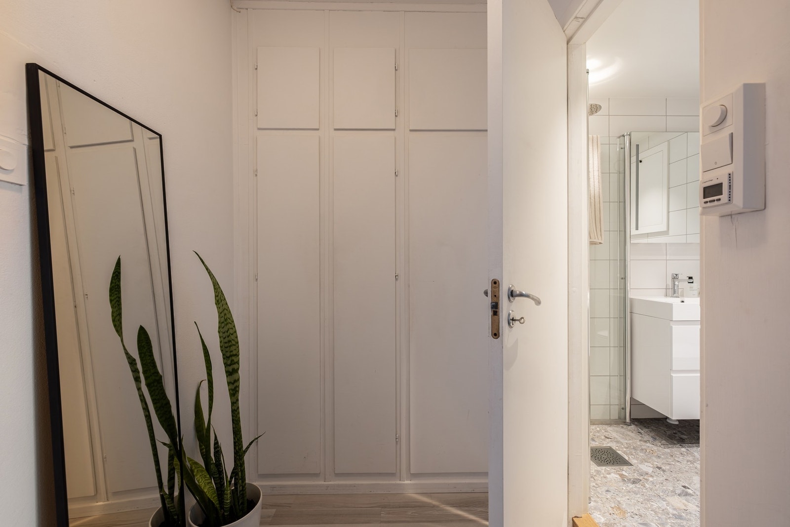 Veldig effektiv entre med integrerte skap på begge sider som gir mye oppbevaringsplass. Galleribilde