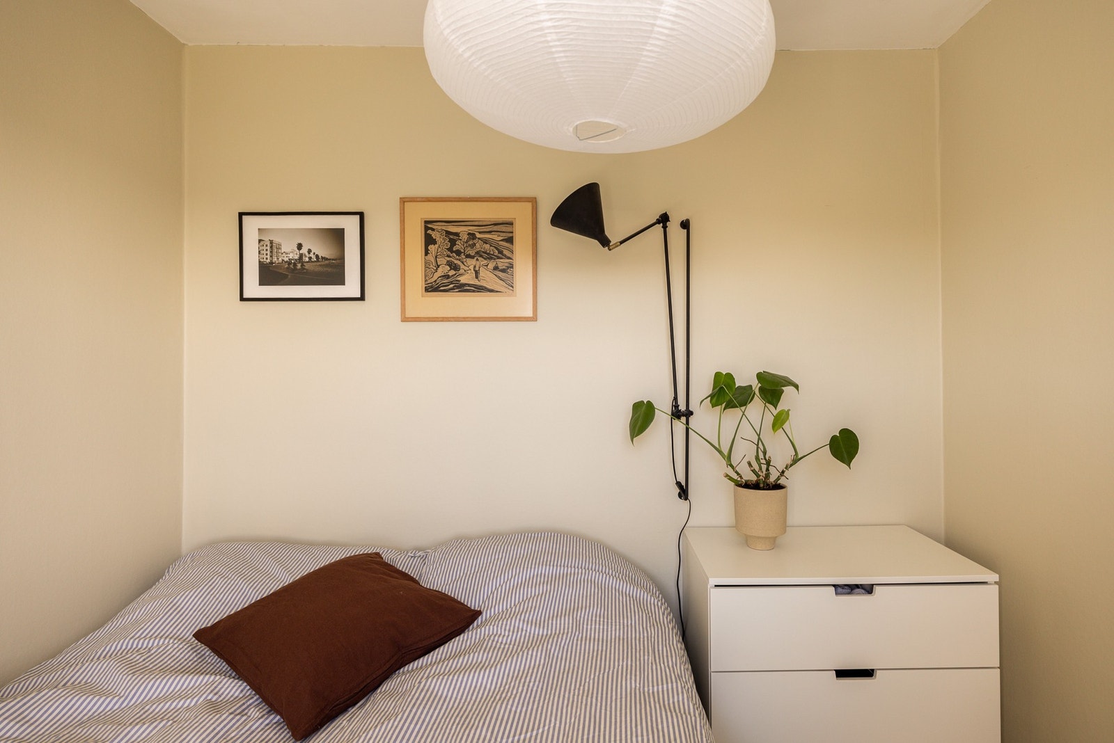 I dag er rommet innredet med en dobbeltseng på 160cm og kommode. Det er plass til et høyskap istedenfor om ønskelig. Galleribilde