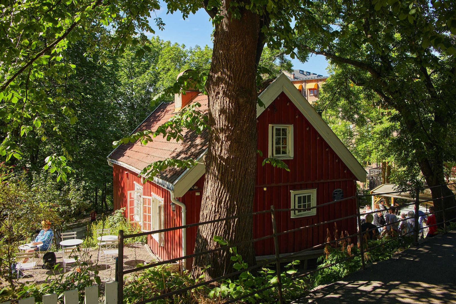 Hønselovisas hus er en annen perle rett utenfor døra. Her har de både mat og drikke i unike omgivelser. Galleribilde