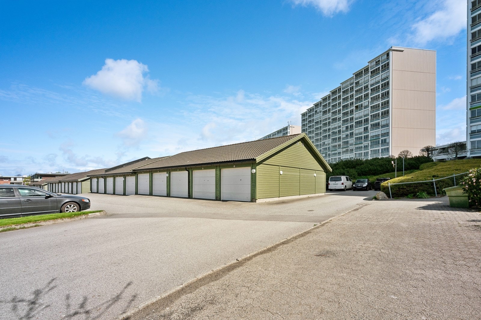 Borettslaget har felles, utvendige parkeringsplasser med parkeringskort. I tillegg har borettslaget 124 garasjer som leies til mot kostnad og etter venteliste ved søknad til styret. Galleribilde