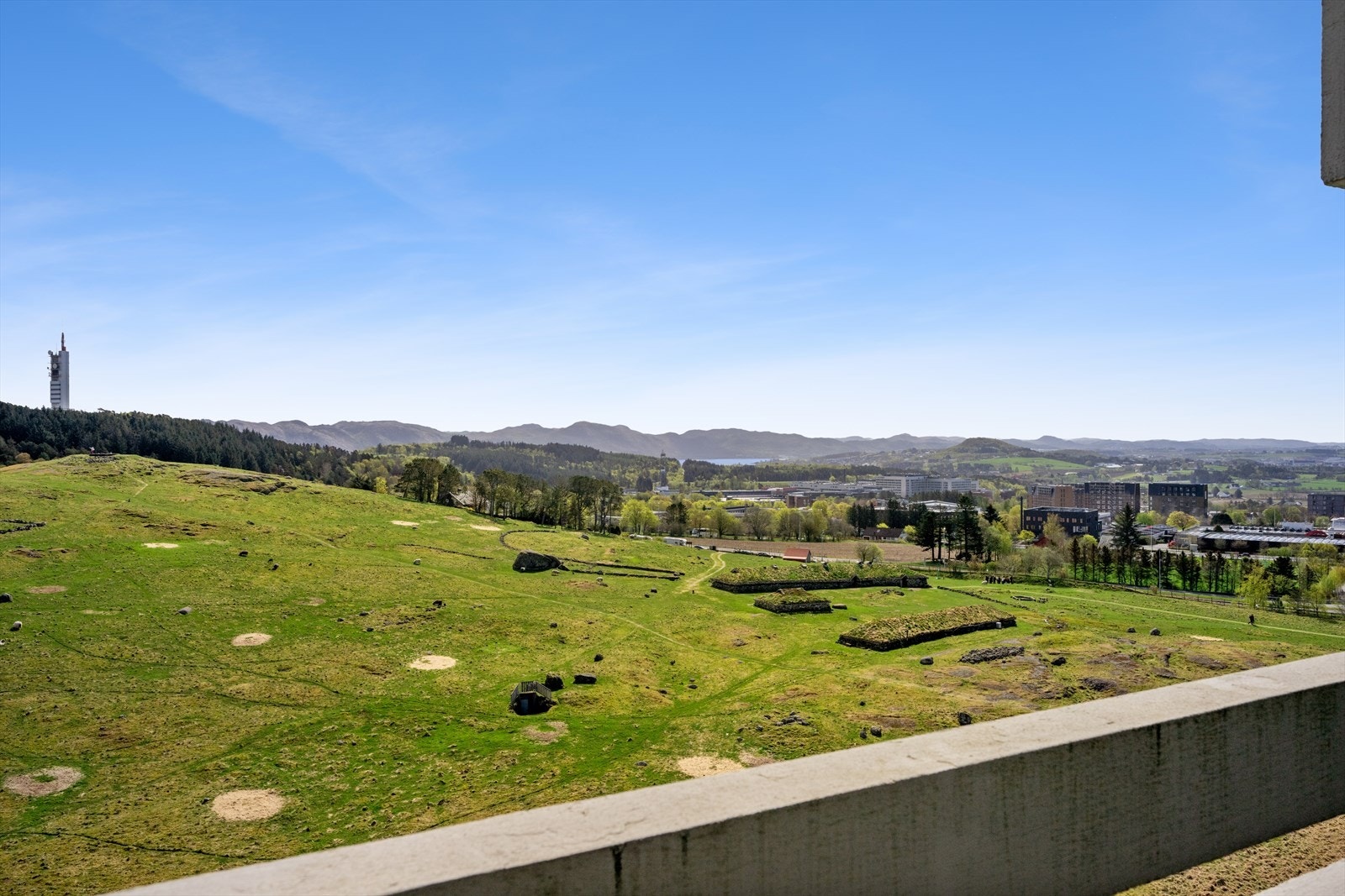 Fra boligen kan man nyte fantastisk utsikt over Stavanger og her Jernaldergården. Galleribilde