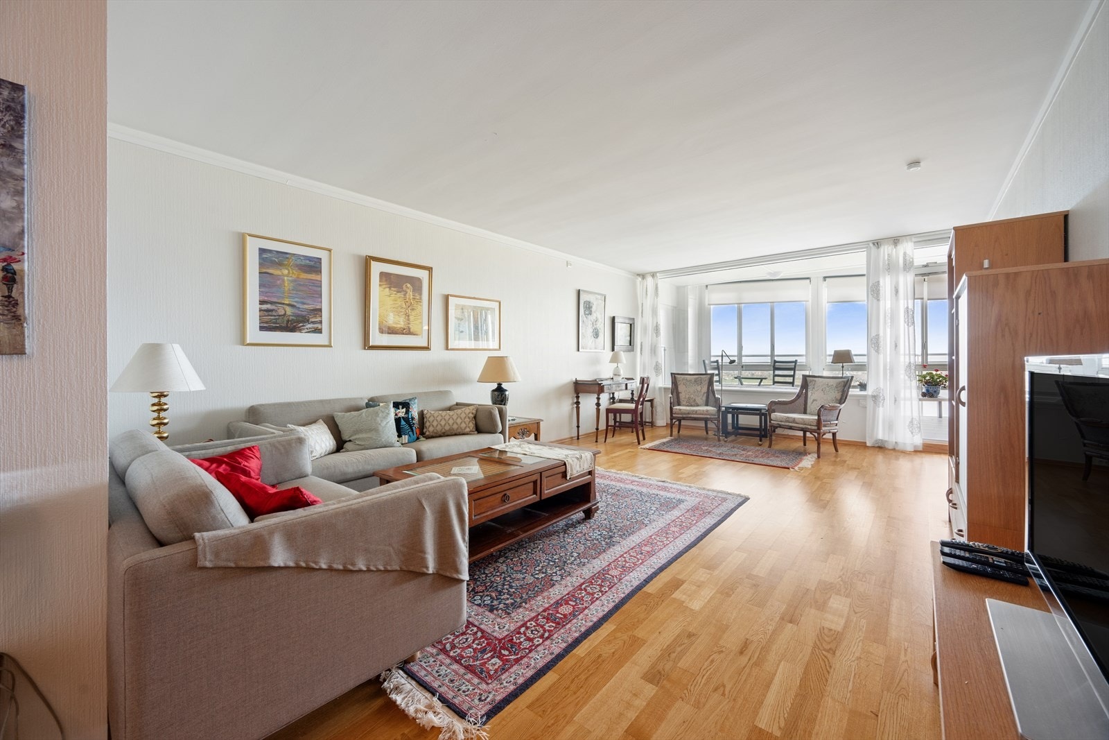 Her har man god plass til å møblere i flere soner med både sofagrupper og spisebord. Galleribilde
