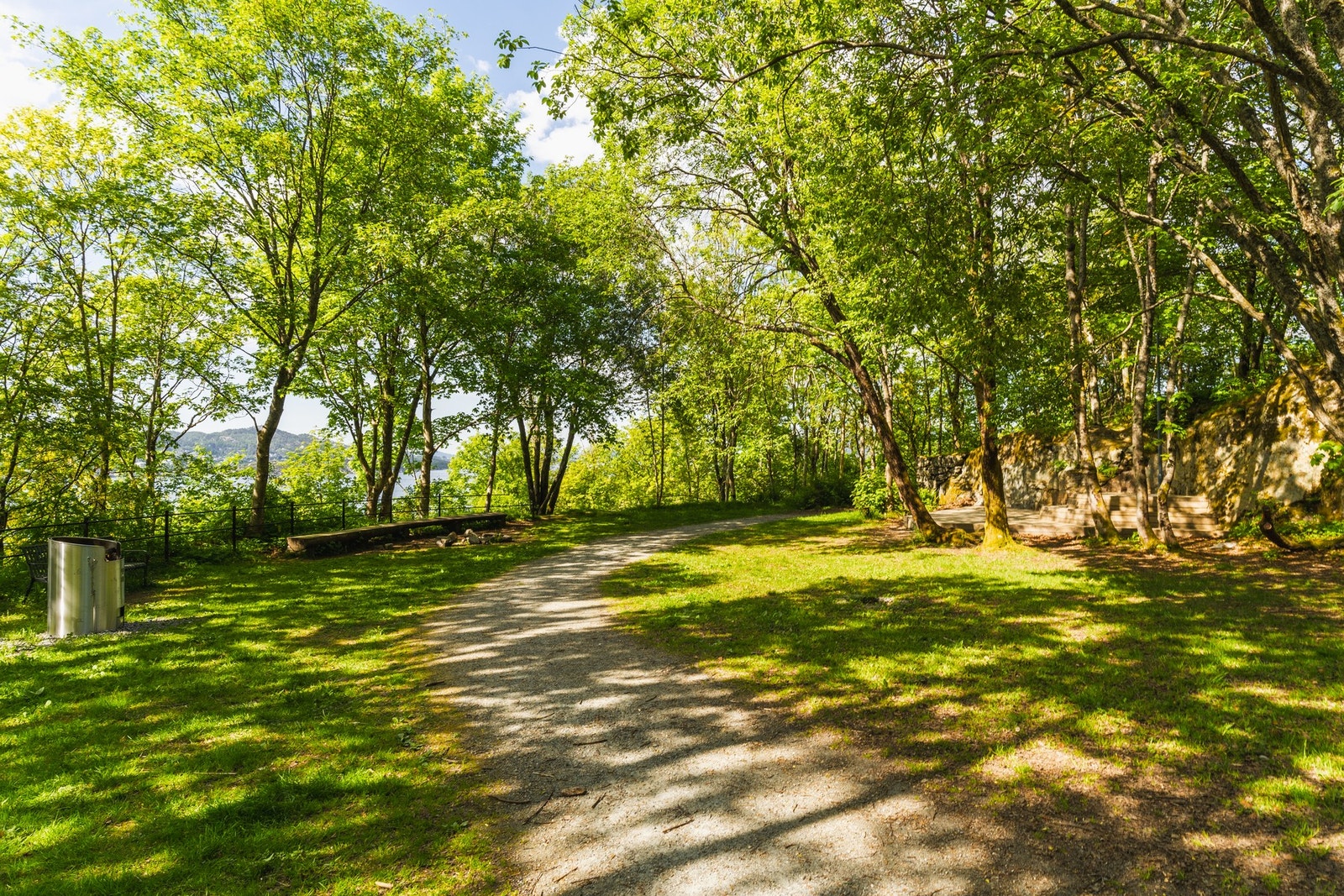 Koselige Lyreneset park med grøntområder, sitteplasser og badeplass. Galleribilde