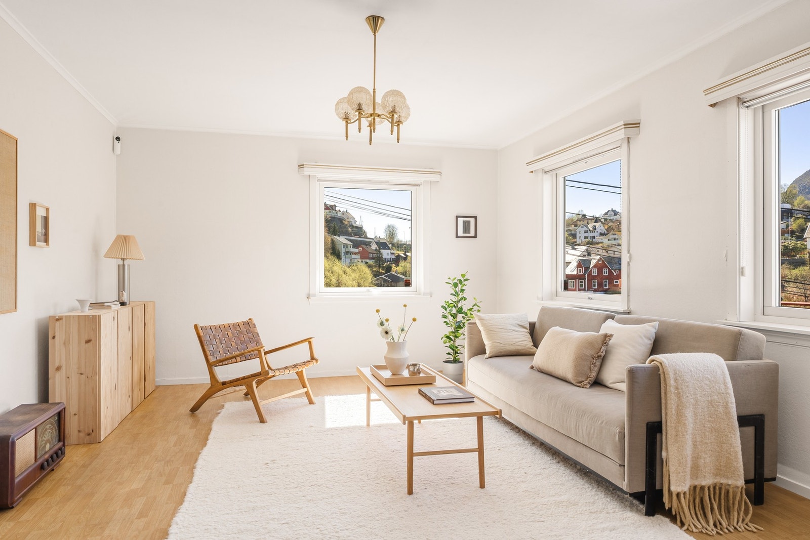 Boligen går over 2 plan og har tilhørende garasje. Galleribilde
