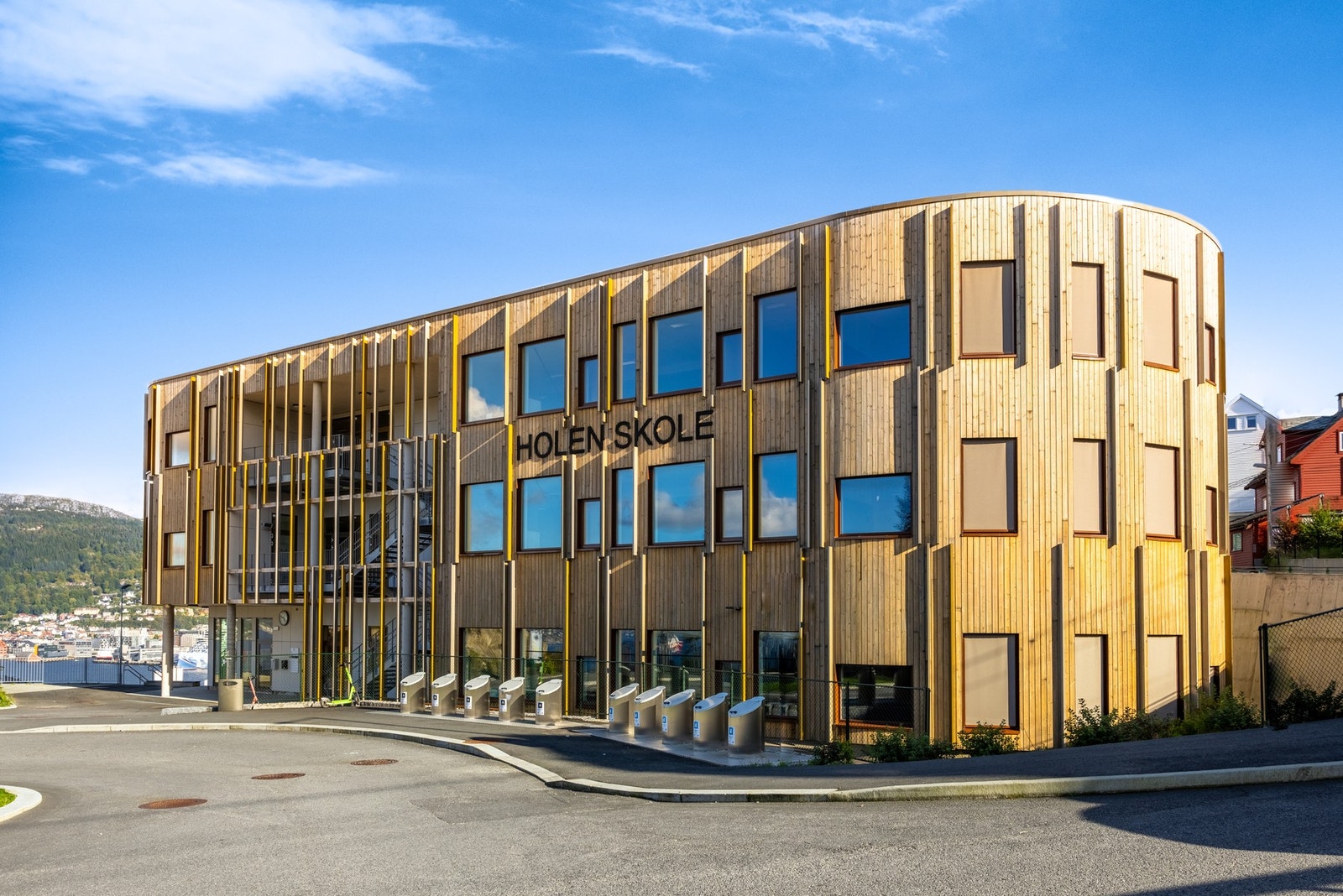 Det er kun 6 minutters gange til Holen skole. Galleribilde