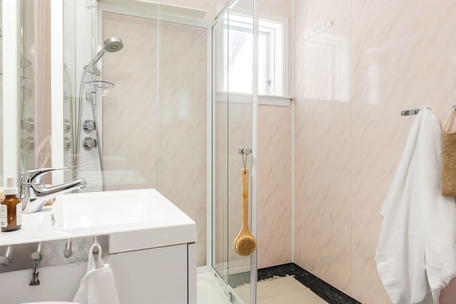 Badet er innredet med toalett, servant med innredning og dusjkabinett. Galleribilde