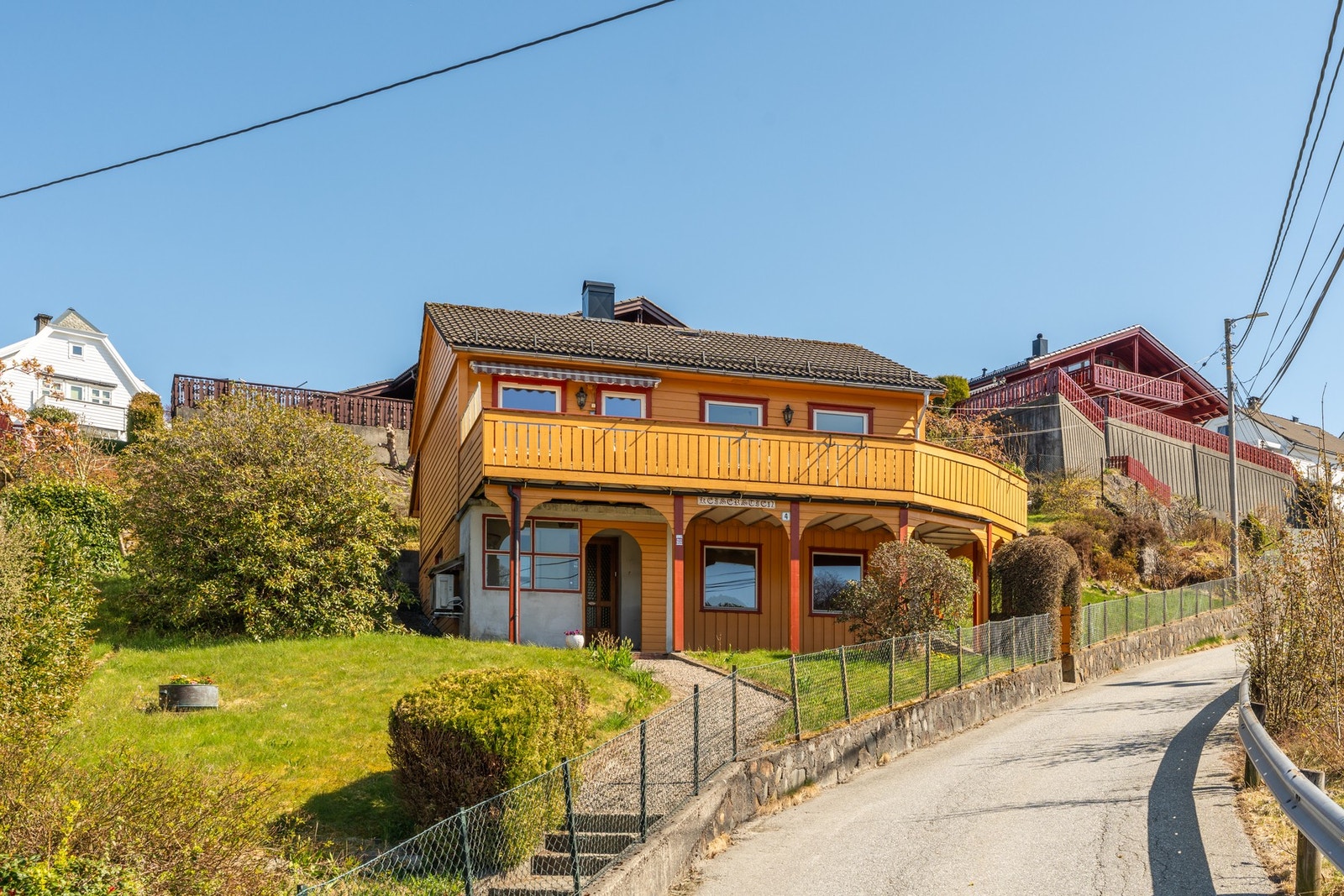 Boligen byr på nydelig uteområde. Galleribilde