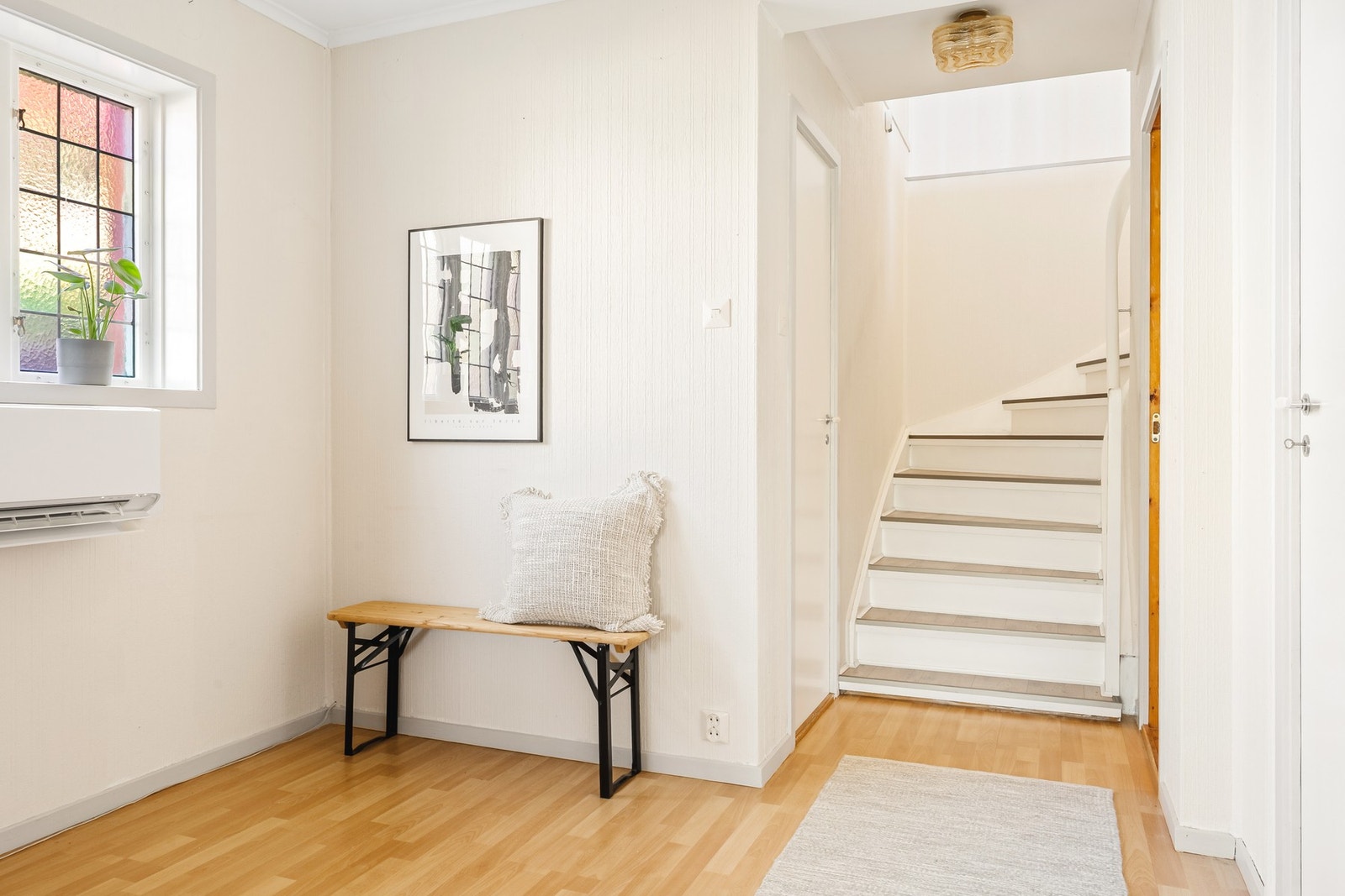 Romslig hall på 9,4 kvm. Galleribilde