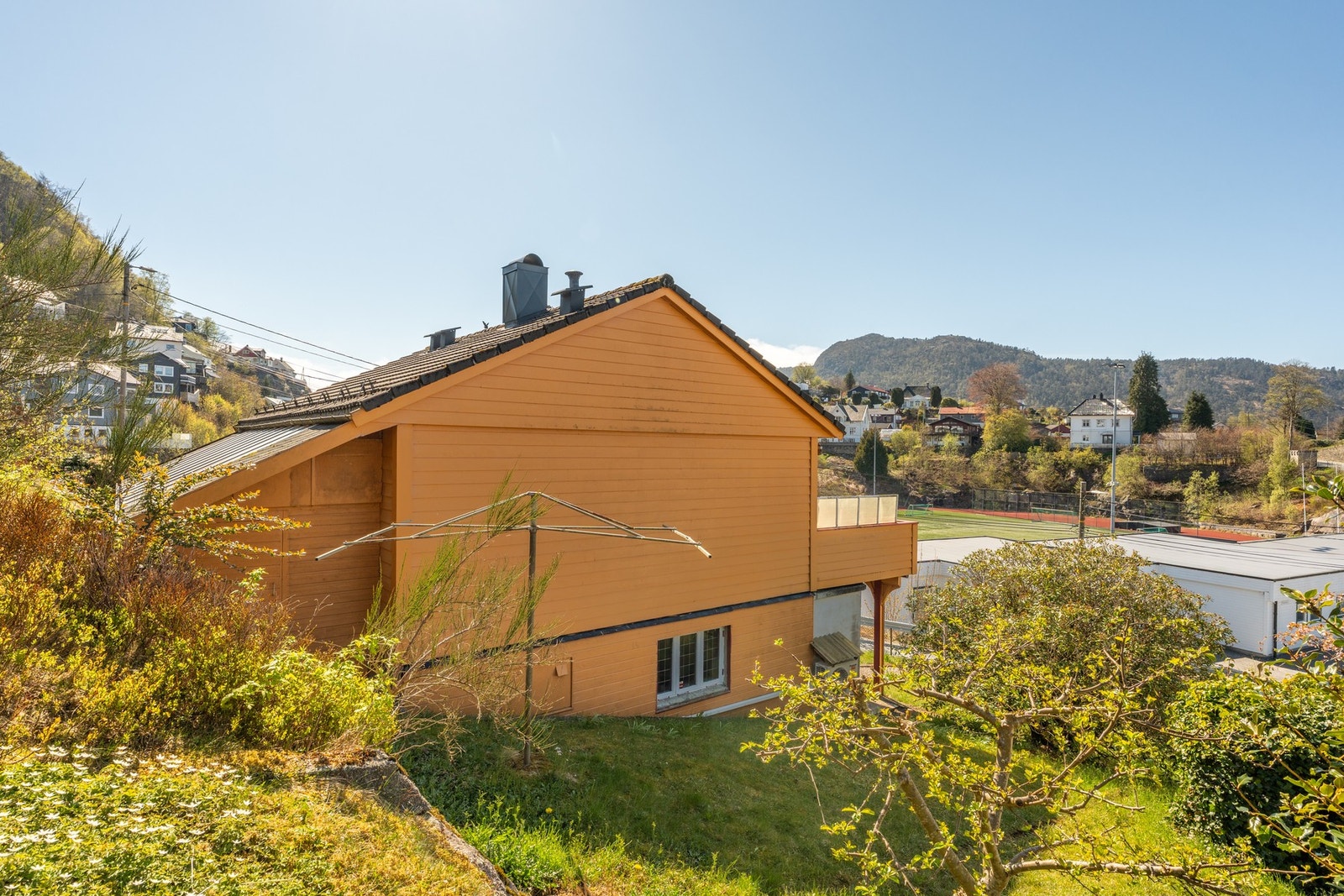 Boligen har en flott beliggenhet i et etablert boligområde. Galleribilde