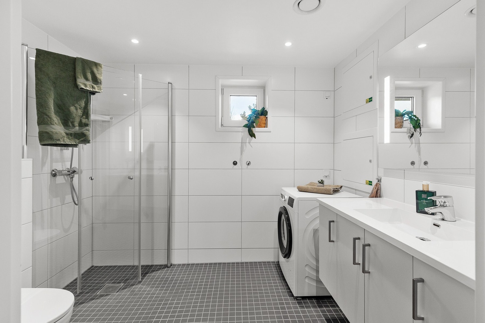 Badet er på 5,5 kvm. Flis på gulv med varmekabler. Galleribilde