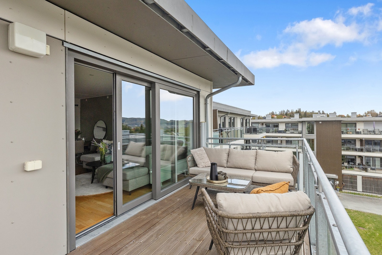 Direkte fra stuen er det utgang til en flott balkong på hele 12 kvm, med fine terrassebord på gulv. Galleribilde