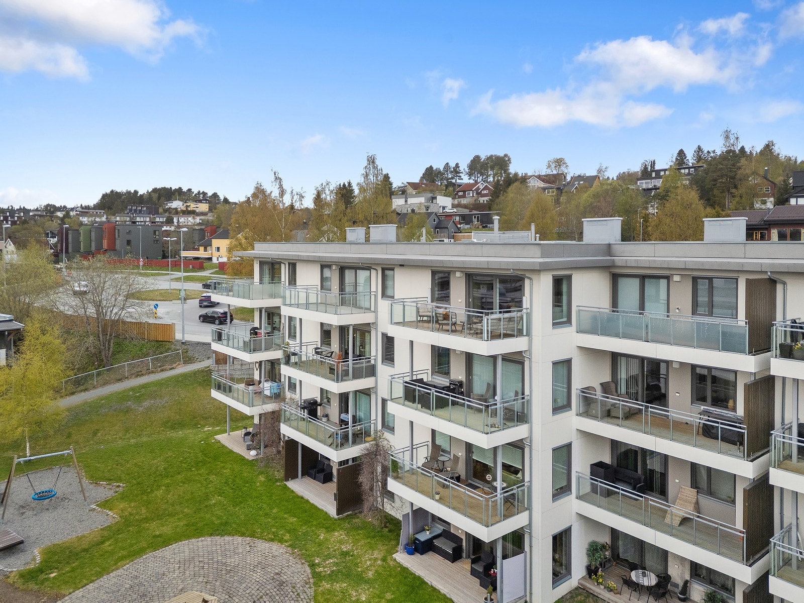 Alle boligseksjoner har bruksrett til en parkeringsplass i parkeringskjeller. Galleribilde
