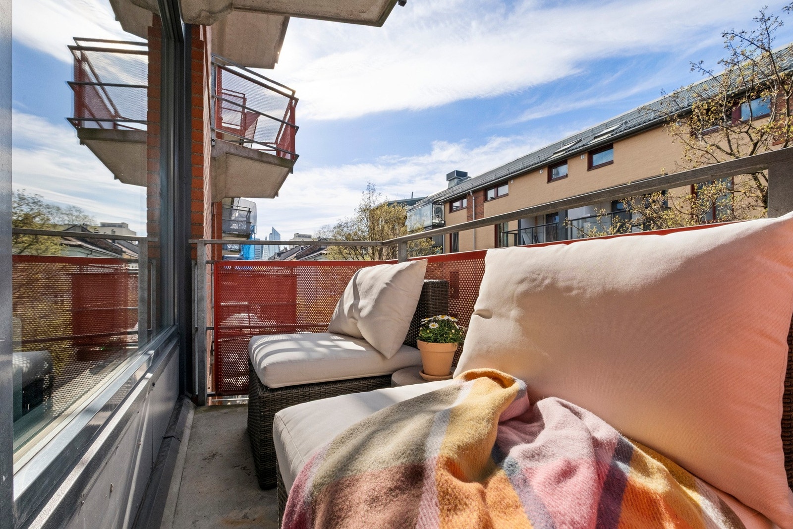Balkong på ca. 3 kvm med utgang fra stuen. Her er det plass til en mindre sittegruppe, perfekt for morgenkaffen eller en rolig pause i hverdagen Galleribilde