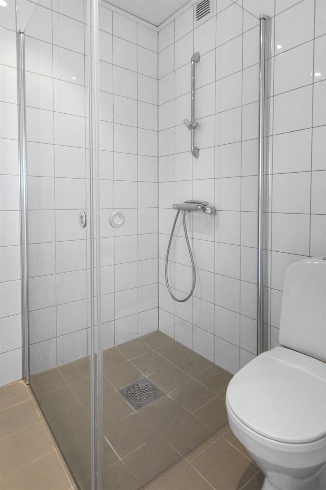 Badet har mekanisk avtrekk som sikrer god ventilasjon Galleribilde