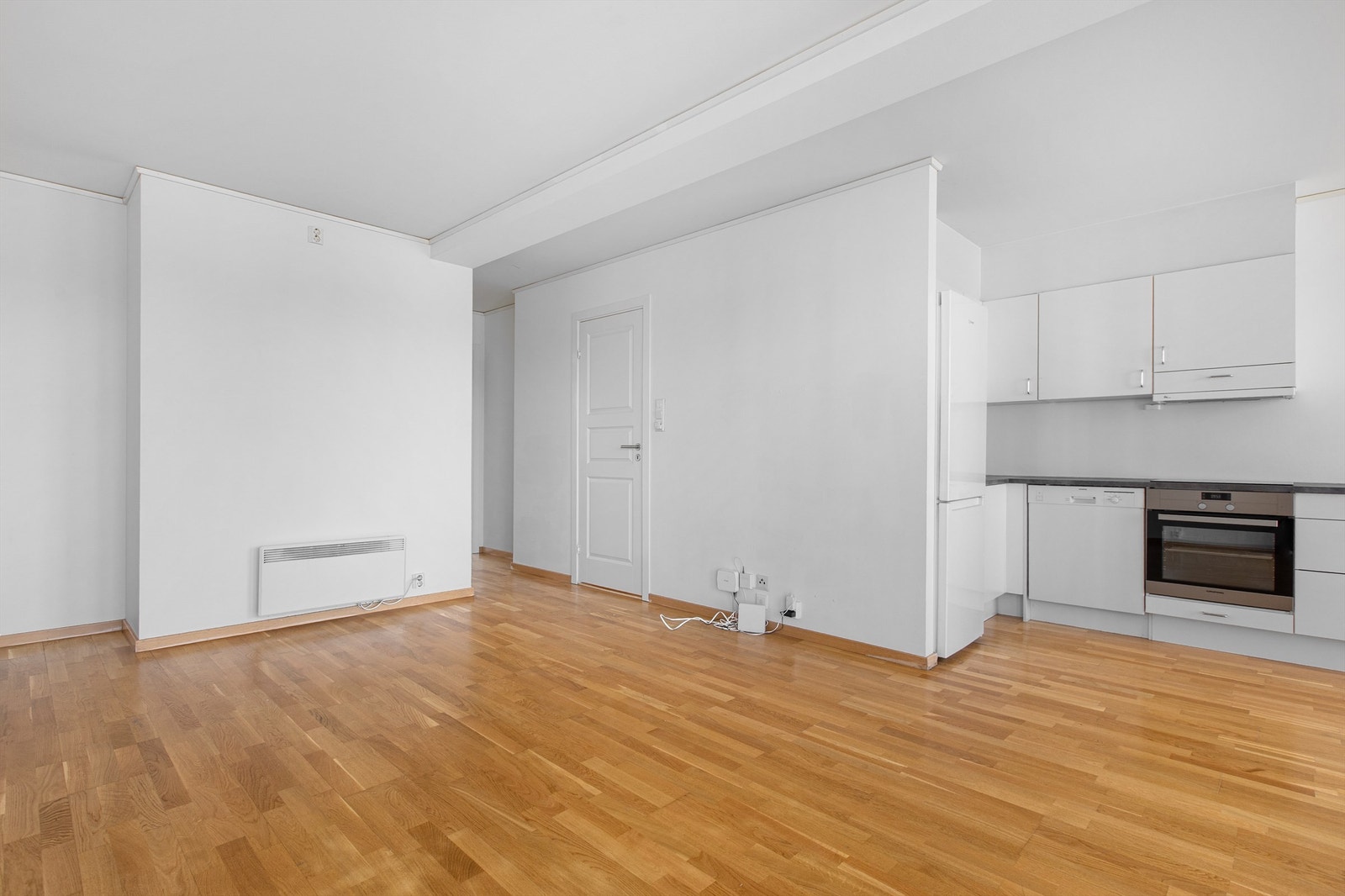 Gjennomgående parkett på gulv i alle oppholdsrom skaper et helhetlig inntrykk. Galleribilde