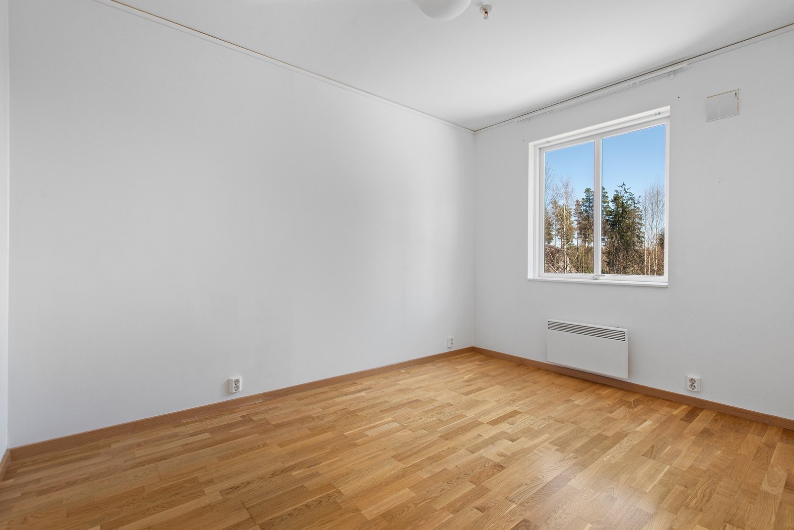 Naturlig ventilasjon via ventiler i veggen bidrar til et sunt inneklima. Galleribilde