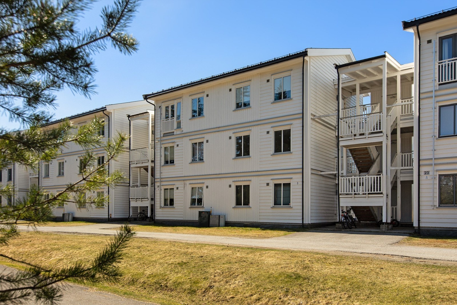 Boligen ligger i et barnevennlig område med kort vei til Gystadmarka, som byr på flotte turmuligheter og idrettsanlegg. Galleribilde