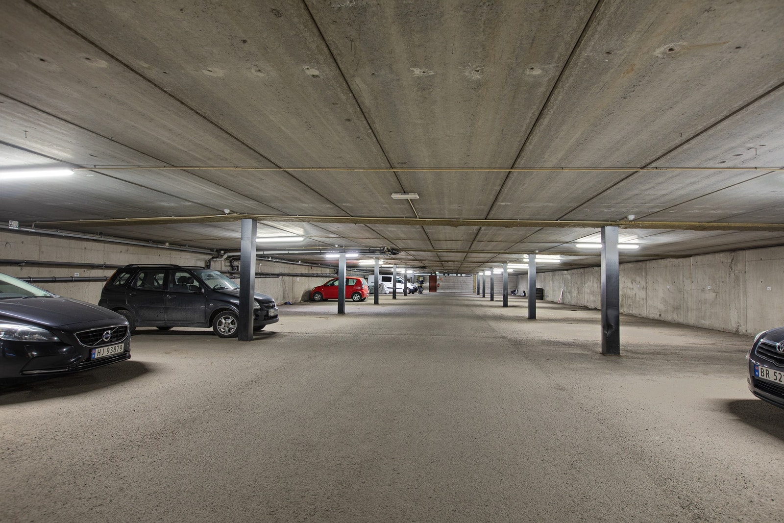 Det medfølger en fast parkeringsplass (nr. 52) og en bod på 5 kvm i felles garasjeanlegg i kjelleren. Galleribilde