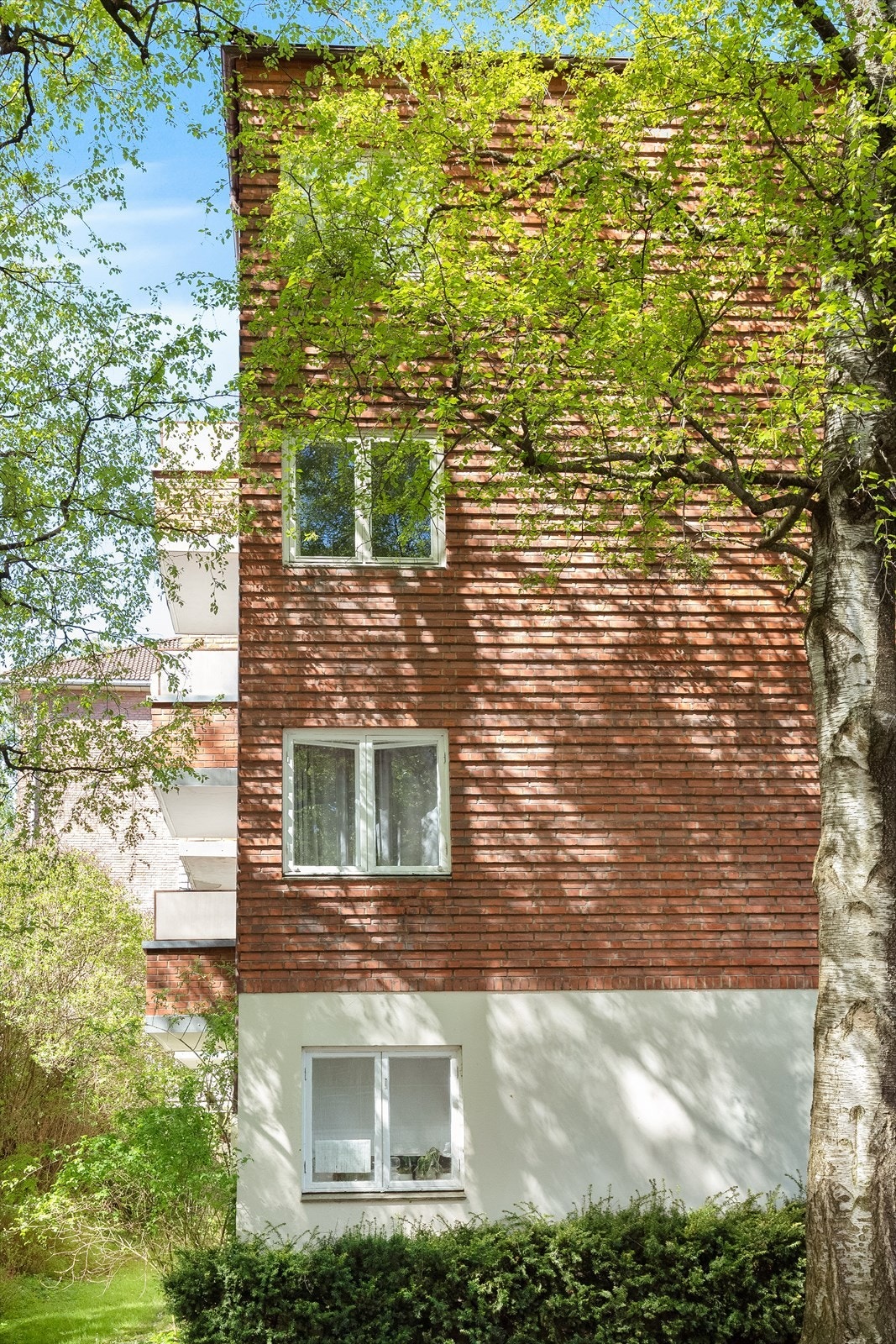 Fasaden i upusset tegl er karakteristisk for perioden og bidrar til at bygget er oppført på Byantikvarens Gule Liste. Galleribilde