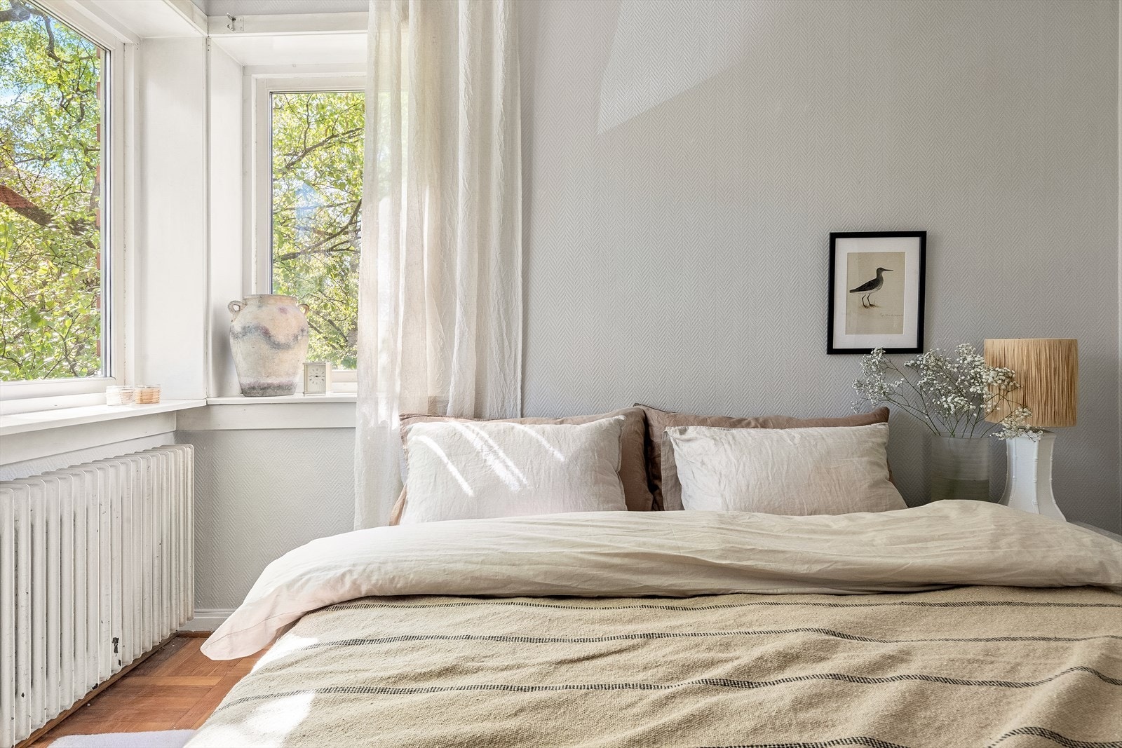 Store vindusflater gir godt med dagslys og utsyn mot rolige omgivelser. Galleribilde