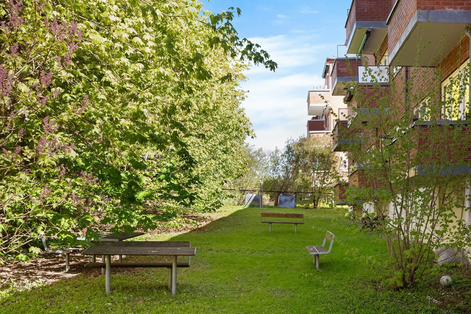 Sameiet har et pent opparbeidet og skjermet hageområde til felles bruk. Galleribilde