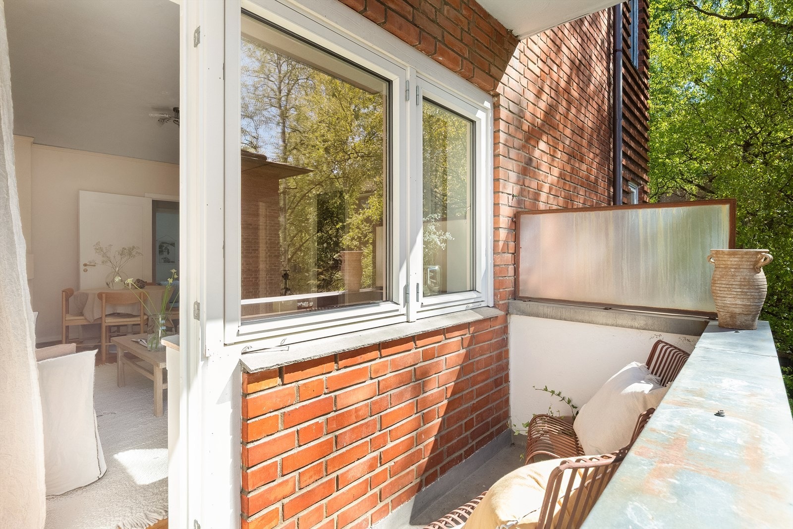 Balkongdøren fra 2013 har 2-lags glass og gir en sømløs overgang mellom inne og ute. Galleribilde