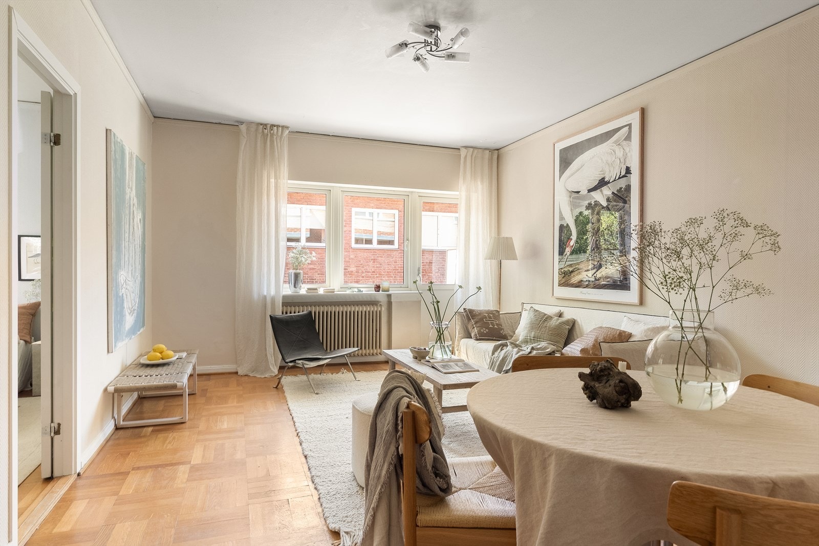 Stuen har god plass til både sofagruppe og spisebord, med et klassisk parkettgulv. Galleribilde