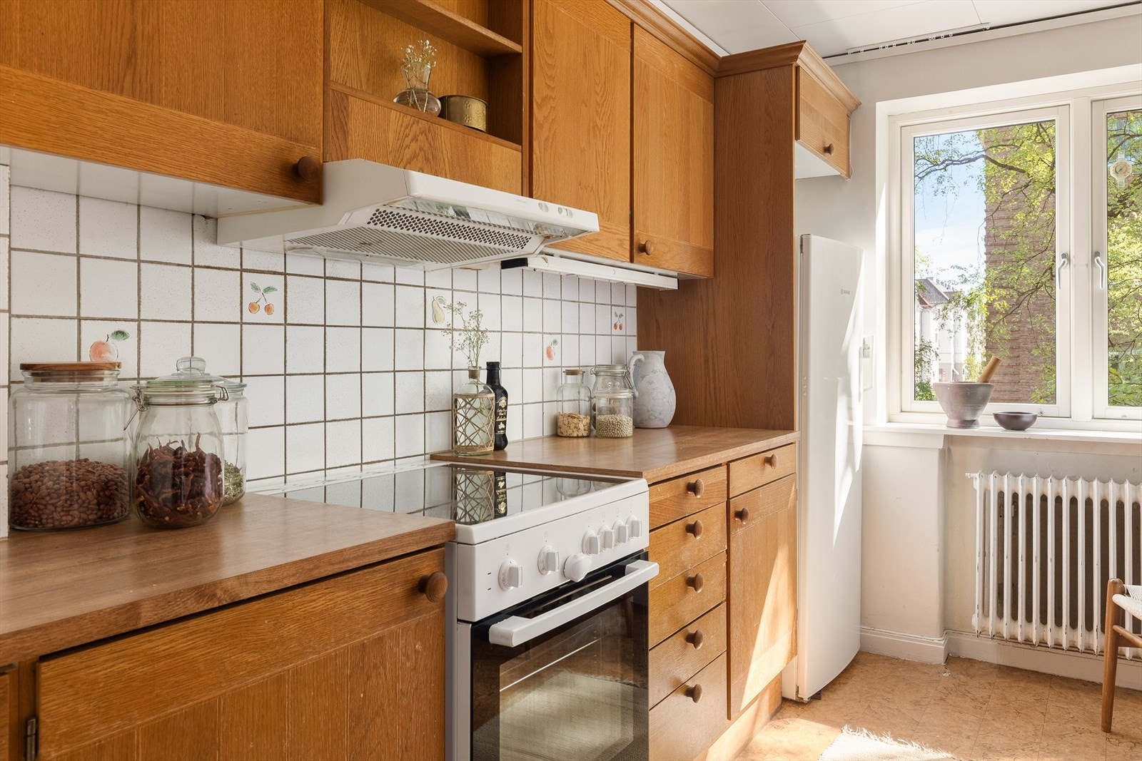 Innredningen har finerte fronter, laminert benkeplate og ventilator med kullfilter. Galleribilde