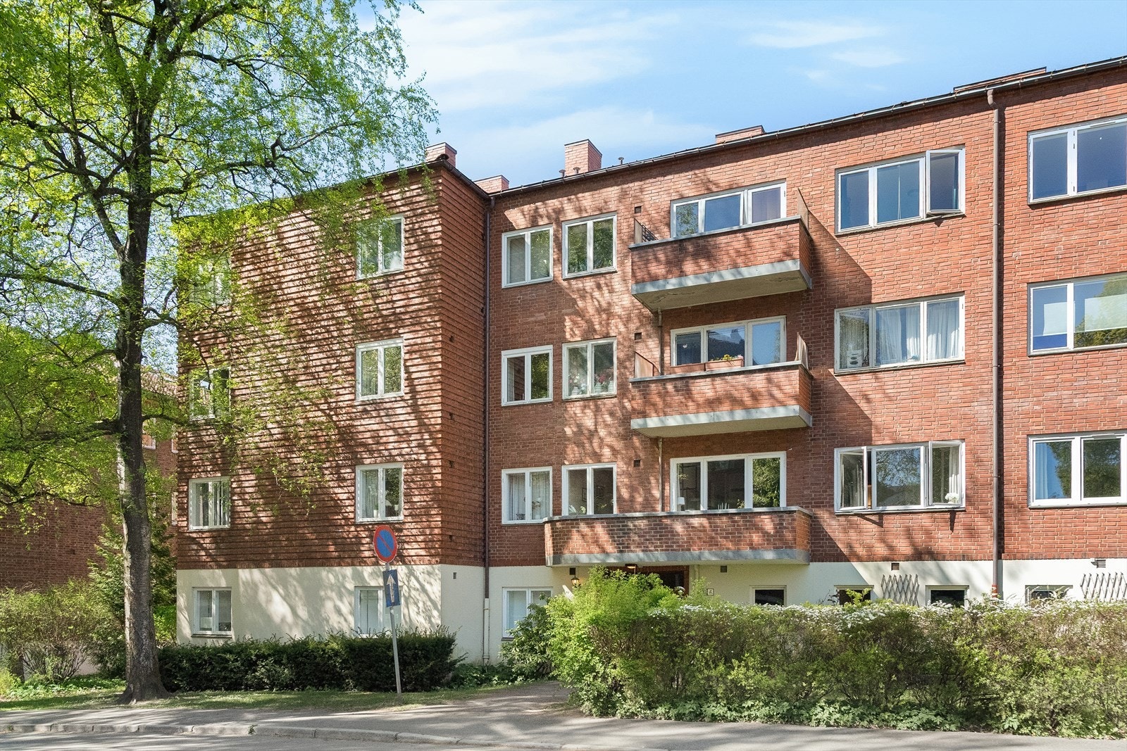 Bygget er en funksjonalistisk bygård fra 1934, tegnet av arkitekt Egil Haanshuus. Galleribilde