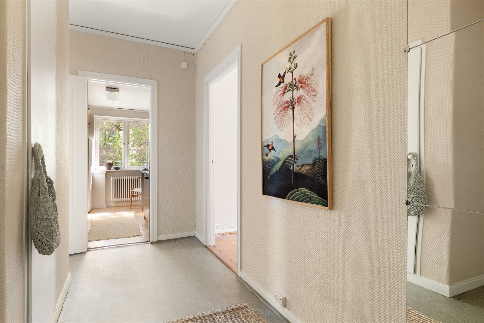 Fra gangen er det adkomst til leilighetens øvrige rom, inkludert et praktisk, separat toalettrom. Galleribilde