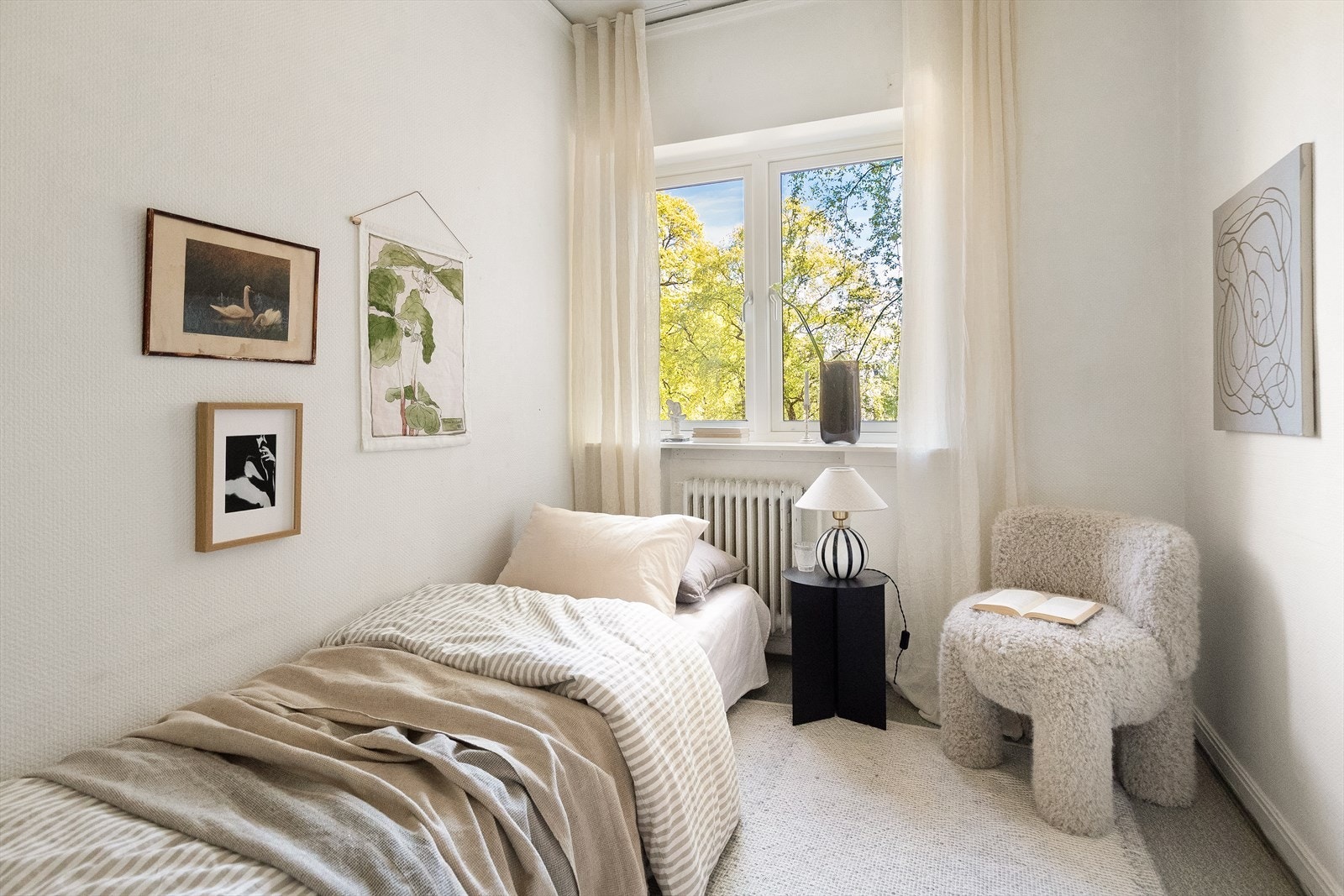 Også her er det et stort vindu som slipper inn rikelig med lys. Galleribilde