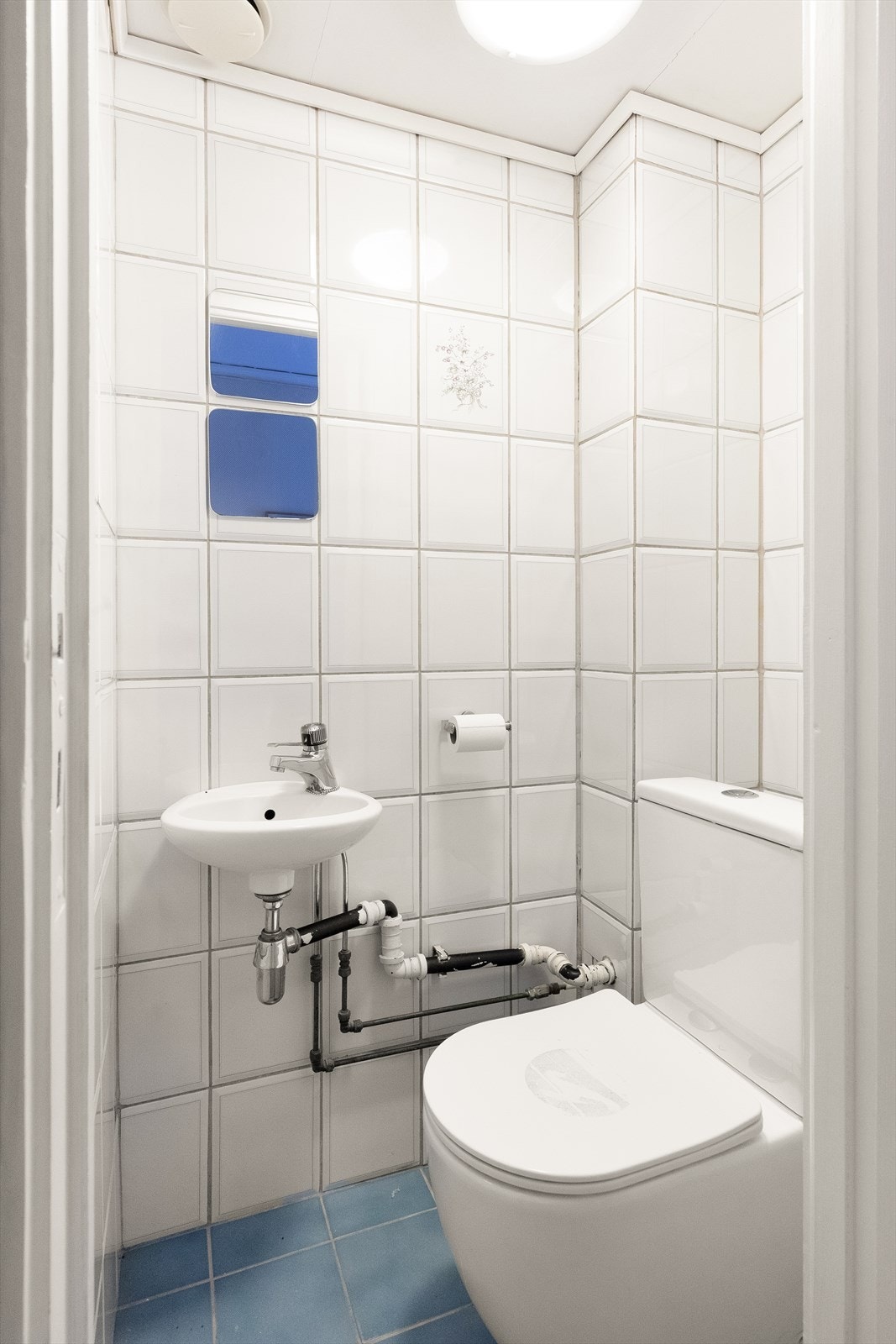 Leiligheten har et separat toalettrom med wc og servant, en praktisk løsning i hverdagen. Galleribilde