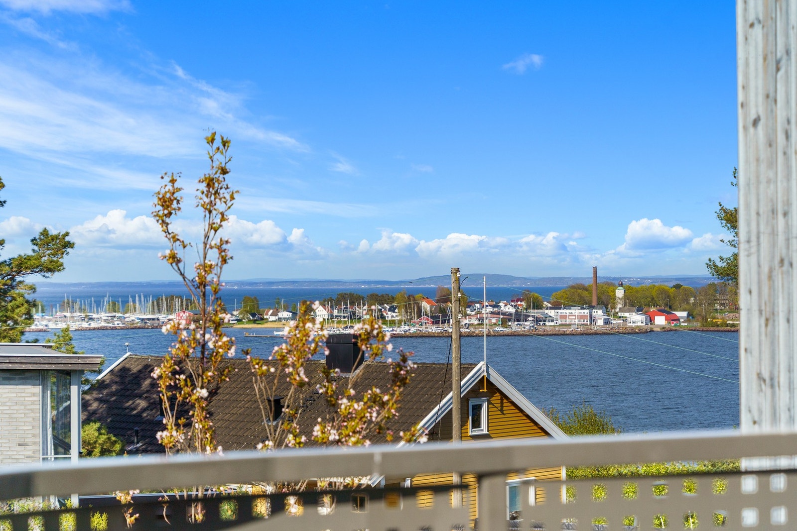 Utsikt mot nord fra vestvendt balkong Galleribilde