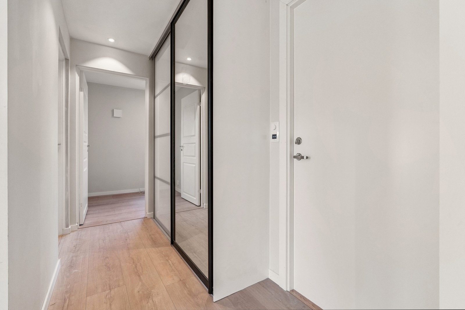 Entré med skyvedørsgarderobe. Galleribilde
