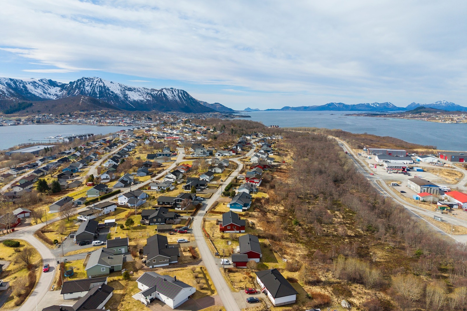 Tomten er solåpent og grenser til friareal. Galleribilde
