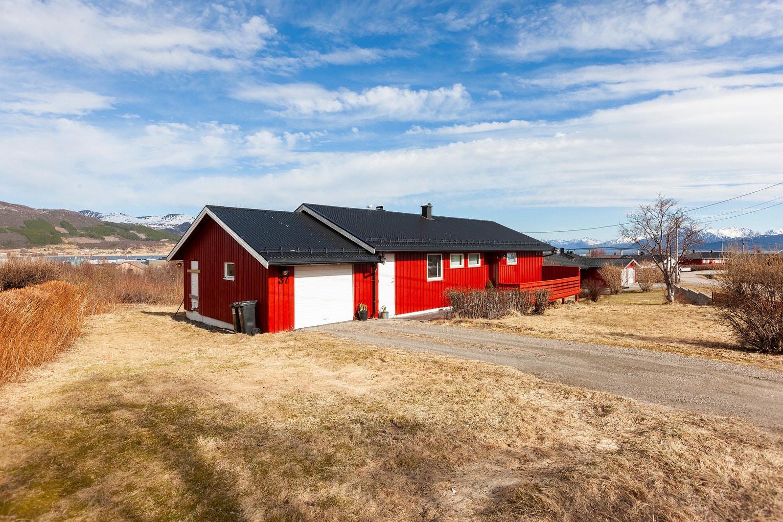 Gårdsplass og garasje. Galleribilde